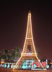 海口現(xiàn)山寨埃菲爾鐵塔，夜晚亮燈奪眼球